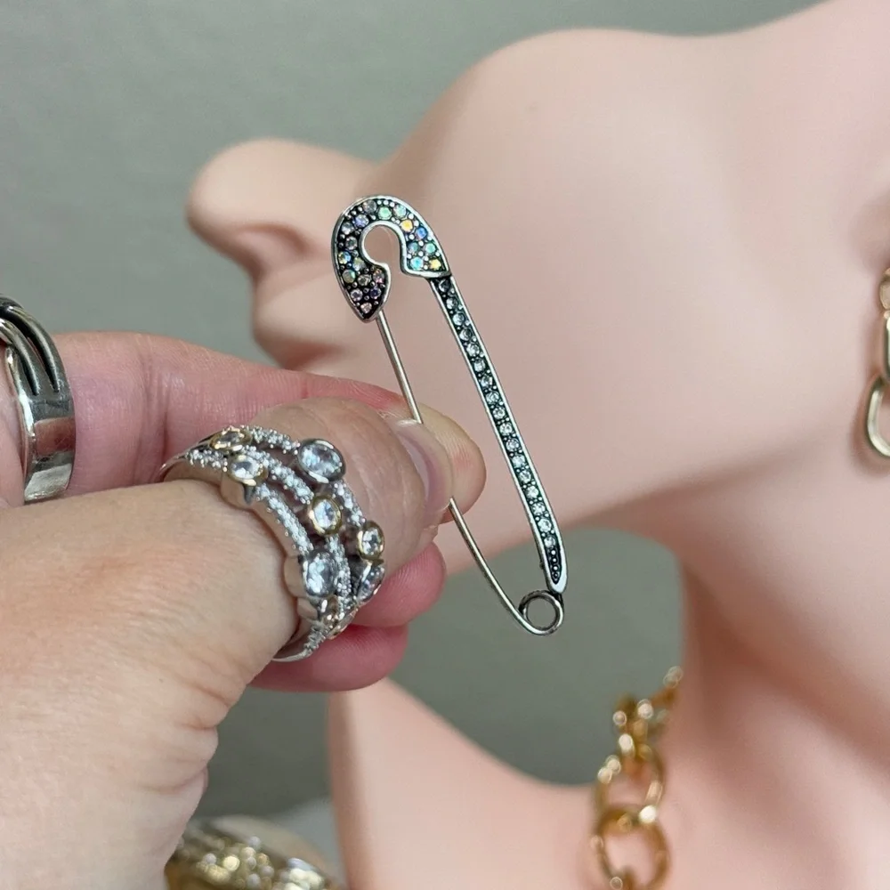 ⚜️💎 Elegant Silver and Multicolor Crystal Brooch 🧷❤️‍🔥